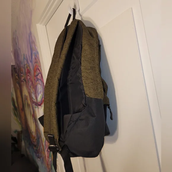 Green backpack - Picture 5 of 9